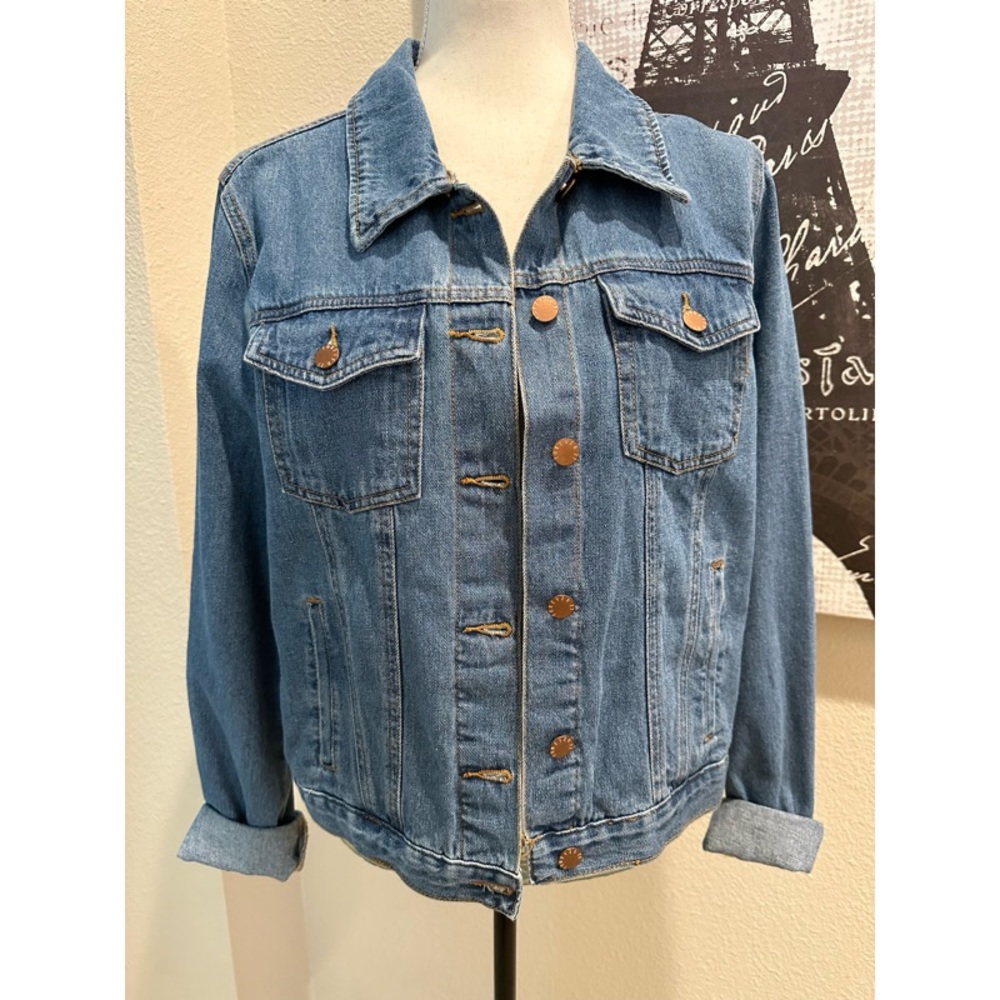 🌷🌸 Super cute jean jacket.💙
